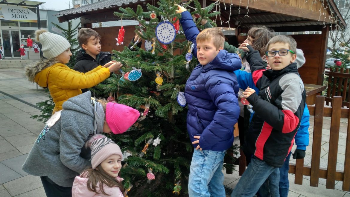 Zdobenie stromčeka na Námestí piaristov