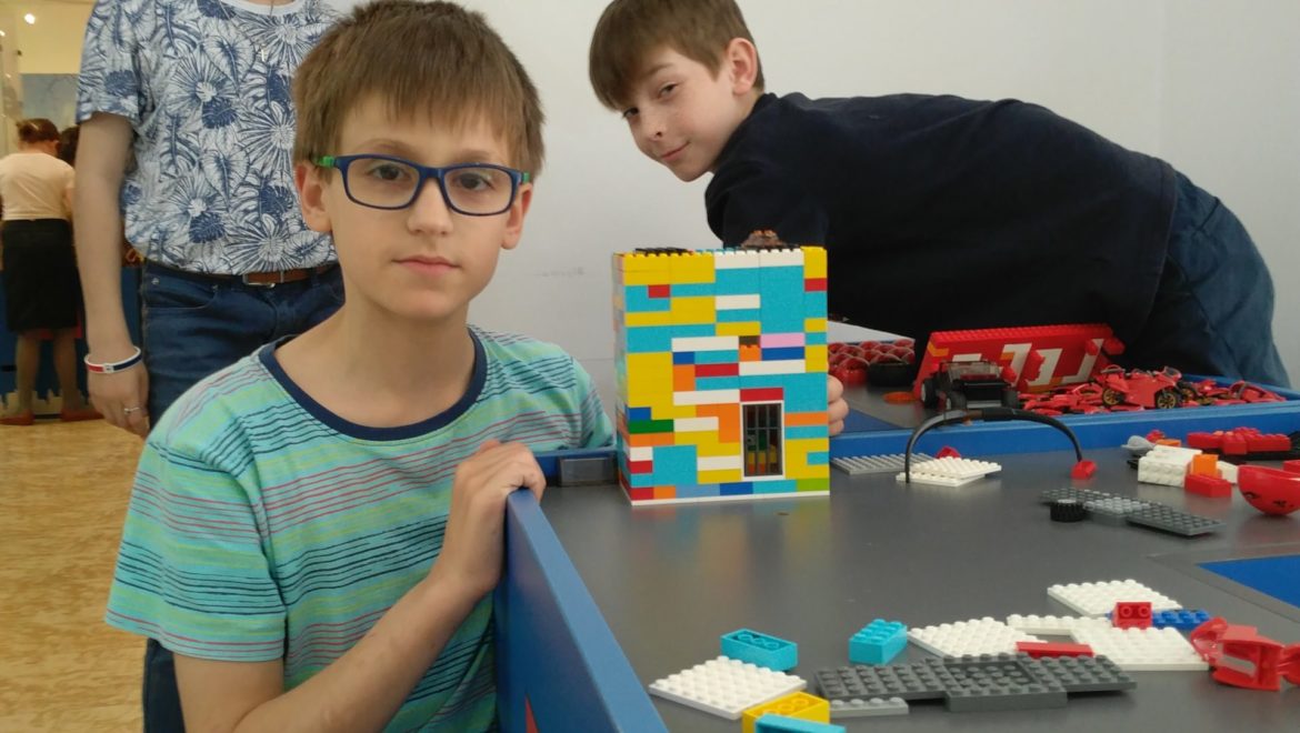 Štvrtáci z ŠKD na výstave Svet v kocke